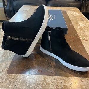 Women’s SZ 8.5 BASS “SYLVIE” BLACK SUEDE WITH WHITE SOLES ANKLE ZIP SNEAKERS